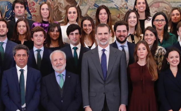 Su Majestad el Rey junto a los asistentes a la audiencia de la última promoción de Notarios