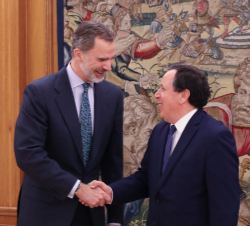 Su Majestad el Rey recibe el saludo del ministro de Asuntos Exteriores de la República Tunecina, Khemaïes Jhinaoui