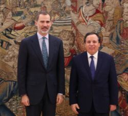 Su Majestad el Rey junto al ministro de Asuntos Exteriores de la República Tunecina, Khemaïes Jhinaoui
