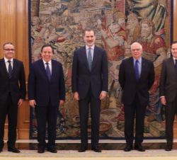 Su Majestad el Rey junto al ministro de Asuntos Exteriores de la República Tunecina, Khemaïes Jhinaoui y las autoridades asistentes a la audiencia