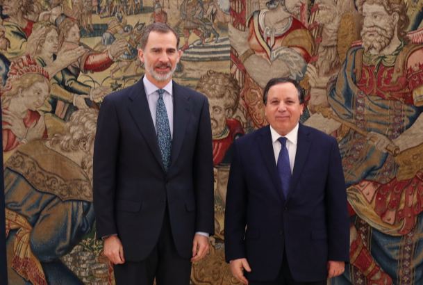 Su Majestad el Rey junto al ministro de Asuntos Exteriores de la República Tunecina, Khemaïes Jhinaoui