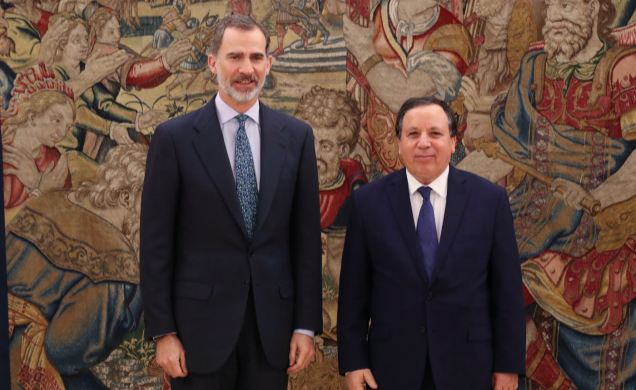 Su Majestad el Rey junto al ministro de Asuntos Exteriores de la República Tunecina, Khemaïes Jhinaoui