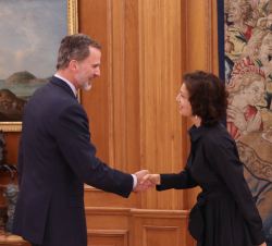 Su Majestad el Rey recibe el saludo de la directora General de la UNESCO, Audrey Azoulay