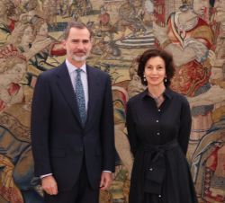 Su Majestad el Rey junto a la directora General de la UNESCO, Audrey Azoulay