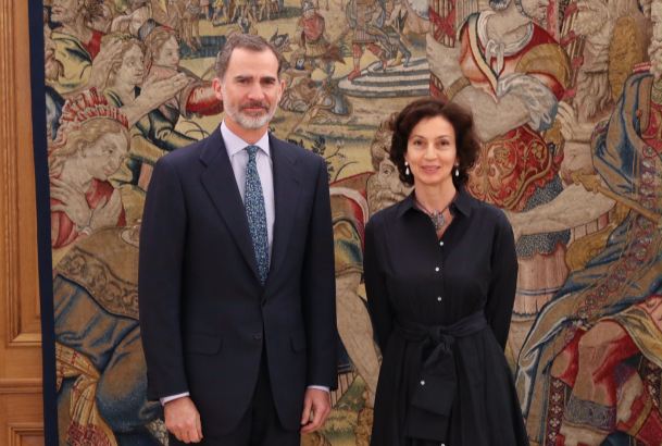 Su Majestad el Rey junto a la directora General de la UNESCO, Audrey Azoulay