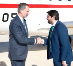 Su Majestad el Rey recibe el saludo del presidente de la Región de Murcia, Fernando López Miras