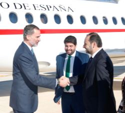 Don Felipe es saludado por el ministro de Fomento, José Luis Ábalos