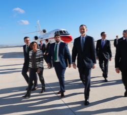 Su Majestad el Rey se desplaza hacia la Terminal acompañado de las autoridades presentes