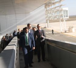 Don Felipe se traslada por rampa y escaleras a la zona de explicación técnica del proyecto