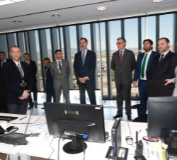 Don Felipe en el Centro de Coordinación Aeroportuaria acompañado de trabajadores del Departamento de Operaciones