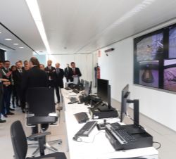Don Felipe en el Centro de Coordinación Aeroportuaria acompañado de trabajadores del Departamento de Operaciones