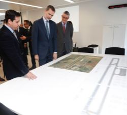 Su Majestad el Rey acompañado de representantes de los Departamentos de Ingeniería, Recursos Humanos y Administración
