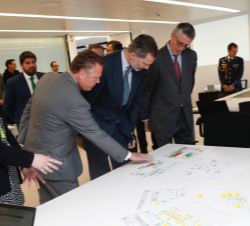 Su Majestad el Rey acompañado de representantes de los Departamentos de Ingeniería, Recursos Humanos y Administración