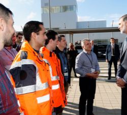 Don Felipe conversa con una representación de ENAIRE, AEMET, y FERRONATS personal auxiliar involucrado en la gestión del tráfico aéreo