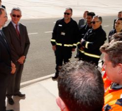 Don Felipe recibe el saludo de los servicios de emergencias y el equipo de control de tráfico en plataforma