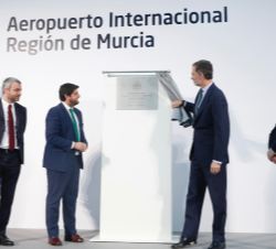 Su Majestad el Rey realiza el descubrimiento de una placa conmemorativa del acto de inaguración del Aeropuerto