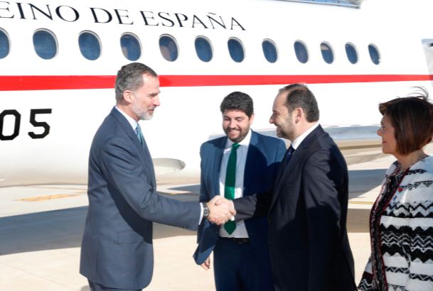 Don Felipe es saludado por el ministro de Fomento, José Luis Ábalos