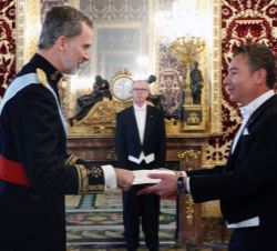 Su Majestad el Rey recibe la Carta Credencial de manos del Embajador de Antigua y Barbuda, Darío Item
