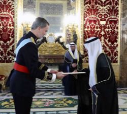 Don Felipe recibe la Carta Credencial de manos del Embajador del Estado de Kuwait, Ayadah M.A. Alsaidi