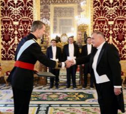 Don Felipe recibe la Carta Credencial de manos del Embajador de la República de Uzbekistán, Jakhongir Ganiev