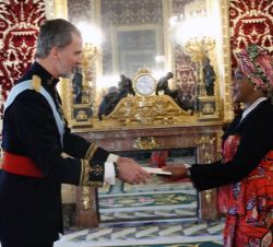 Su Majestad el Rey recibe la Carta Credencial de manos de la Embajadora de la República Democrática del Congo, Louise Nzanga Ramazani