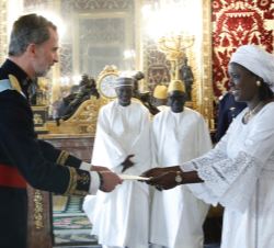 Don Felipe recibe la Carta Credencial de manos de la Embajadora de la República de Senegal, Mariame Sy Epse Sy