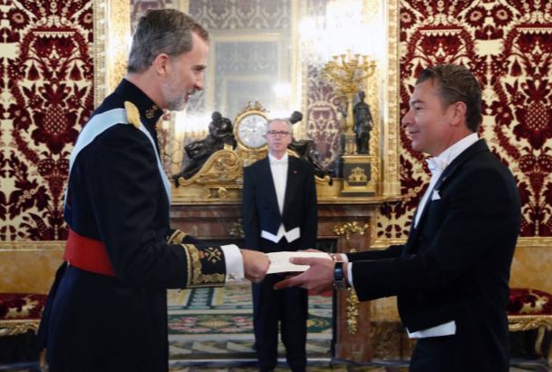 Su Majestad el Rey recibe la Carta Credencial de manos del Embajador de Antigua y Barbuda, Darío Item