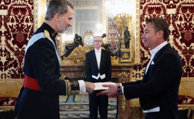 Su Majestad el Rey recibe la Carta Credencial de manos del Embajador de Antigua y Barbuda, Darío Item