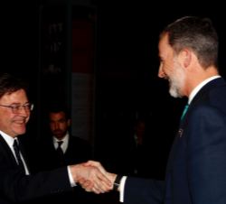 Su Majestad el Rey, a su llegada al Auditorio de la Diputación de Alicante, recibe el saludo del presidente de la Generalitat Valenciana, Ximo Puig