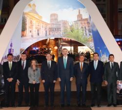 Su Majestad el Rey con las autoridades