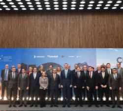 Su Majestad el Rey con las autoridades y miembros de la Confederación Empresarial de la Comunitat Valenciana 