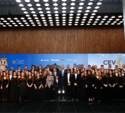 Su Majestad el Rey con los asistentes al acto de celebración del 40 aniversario de la Confederación Empresarial de la Comunidad Valenciana