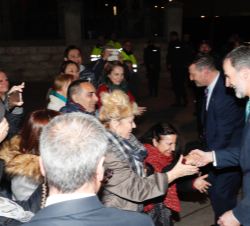 Don Felipe recibe el saludo de las personas que le esperaban a la finalización del acto