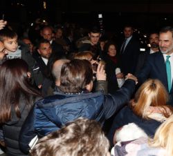 Don Felipe recibe el saludo de las personas que le esperaban a la finalización del acto
