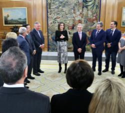 Su Majestad la Reina conversa con los asistentes a la audiencia al Comité Organizador de la Feria Internacional del Sector de Frutas y Hortalizas &quo