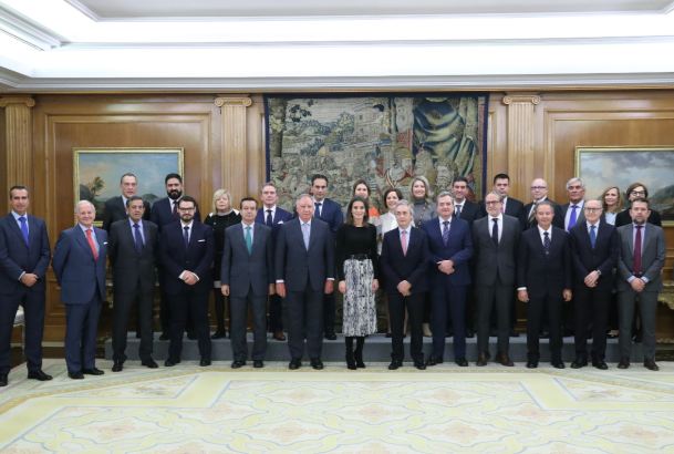 Su Majestad la Reina acompañada por el Comité Organizador de la Feria Internacional del Sector de Frutas y Hortalizas 
