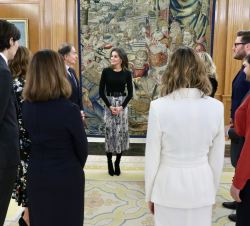 Doña Letizia conversa con los asistentes a la audiencia concedida a una representación de Vogue-España