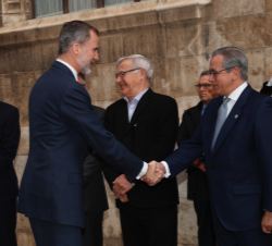 Su Majestad el Rey durante la intervención del presidente de la Fundación Profesor Manuel Broseta, Vicente Garrido junto a las autoridades asistentes
