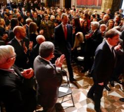 Su Majestad el Rey accede al Salón de Cortes