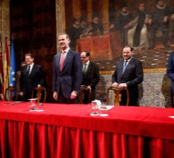 Don Felipe a su llegada a la mesa presidencial en el Salón de Cortes