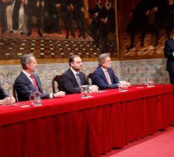 Su Majestad el Rey durante la intervención del presidente de la Fundación Profesor Manuel Broseta, Vicente Garrido