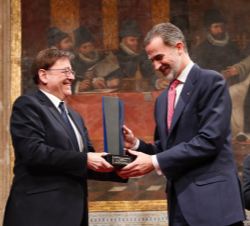 Su Majestad el Rey recibe el Premio de manos del presidente de la Generalitat Valenciana, Ximo Puig