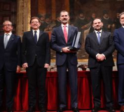 Su Majestad el Rey junto a las autoridades de la mesa presidencial