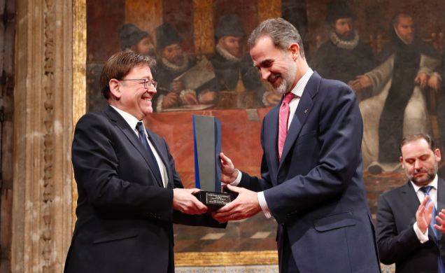 Su Majestad el Rey recibe el Premio de manos del presidente de la Generalitat Valenciana, Ximo Puig