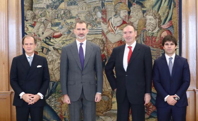 Su Majestad el Rey junto a los asistentes a la audiencia, Luis María Cazorla Prieto, Juan José Laborda y Alejandro Castex