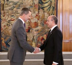 Su Majestad el Rey recibe el saludo del presidente de la Federación de Comunidades, Isaac Querub Caro