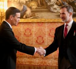 Su Majestad el Rey recibe el saludo del presidente del Gobierno, Pedro Sánchez
