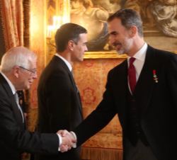 Su Majestad el Rey recibe el saludo del ministro de Asuntos Exteriores, Unión Europea y Cooperación, Josep Borrel