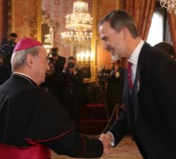 Su Majestad el Rey recibe el saludo del Nuncio de Su Santidad, monseñor Renzo Fratini