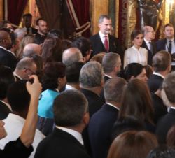 Sus Majestades los Reyes acceden al Salón del Trono del palacio Real de Madrid